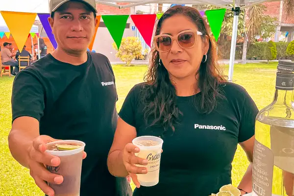 Barman preparando cóctel en evento