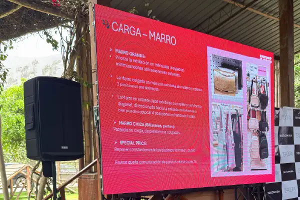 Pantalla LED montada en evento corporativo